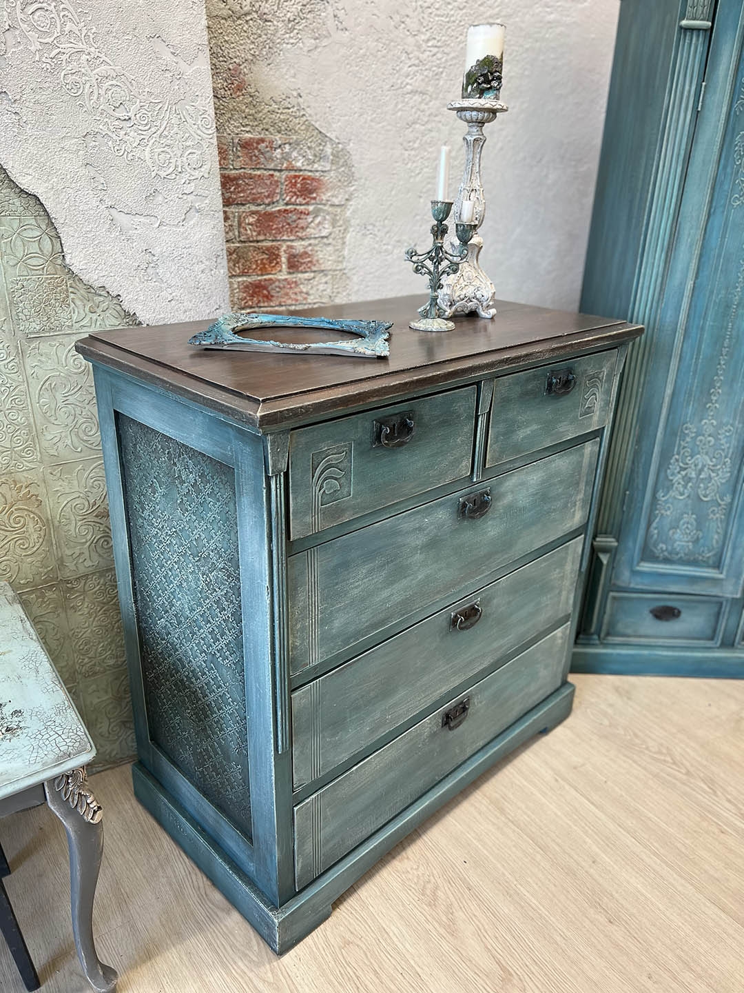 Что можно сделать со старой мебелью