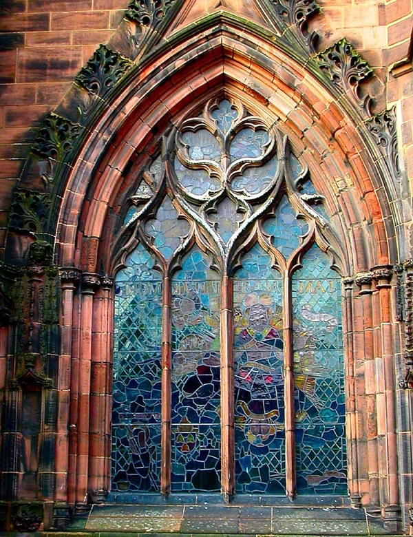 Основные особенности готического стиля в дизайне окон